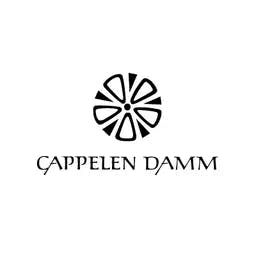 Sort Cappelen Damm logo på hvit bakgrunn
