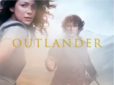 Karakterer fra outlander-serien med outlander logo på