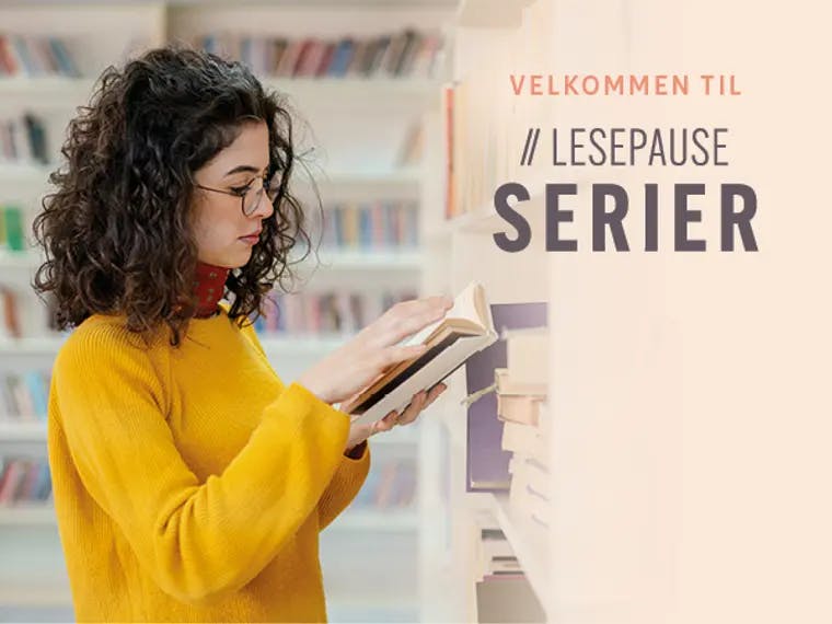 dame som står og blar i en bok foran en bokhylle, med Lesepause Serier logo på. Foto